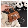 Détail du mini sac marron avec nœud en strass étincelant et chaîne métallique - Marron