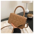 Detalle de bolso acolchado color camello con asa trenzada y herrajes dorados - Caqui