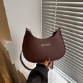Sac bandoulière FANYISSA en cuir marron foncé en forme de croissant avec logo doré - Marron