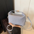 Mini borsa a tracolla in denim azzurro con cerniera dorata e manico da donna - Blu
