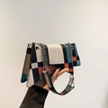 Bolso reloj de arena de patchwork en contraste con forma geométrica y cadena - Azul