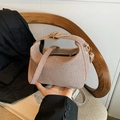 Elegante borsa a tracolla intrecciata marrone con dettagli dorati e manico largo - Cachi