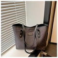 Nahaufnahme der Canvas-Tasche mit Herzmuster und Leder-Namensschild für Damen - Herz