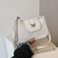 Borsa a tracolla bianca effetto marmo con farfalla d'argento e catena a maglie grandi - Bianco