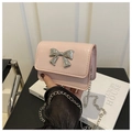 Dettaglio borsa a tracolla rosa chiaro in pelle lucida con fiocco in metallo argento - Rosa