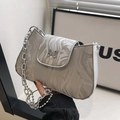 Borsa sottobraccio grigio argento marmorizzata con farfalla e catene in metallo - Argento