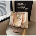 Grande borsa tote bianco crema con spalline rosa e un dolce dettaglio con fiocco decorativo - Bianco Sporco