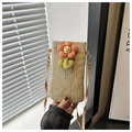 Gewebte Stroh-Umhängetasche für Handys in Beige mit süßer Plüsch-Sonnenblume - Orange