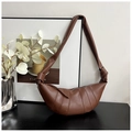 Dettaglio borsa croissant in pelle marrone con cuciture verticali e tracolla con nodo - Marrone