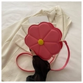 Roze bloemvormige crossbodytas met geel detail en afwerking van zacht imitatieleer - Roze