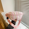 Geräumige Nylon-Umhängetasche mit bunten Pastellstreifen und rosa Schultergurt - Rosa