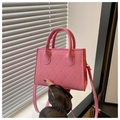 Dettaglio della borsa a tracolla rosa trapuntata con cuciture dorate e forma quadrata - Rosa