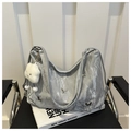 Details der silbernen Metallic-Tasche mit Schmetterlingsdekor und Plüschanhänger - Mit Anhänger / Silber