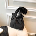 Bolso tote negro con cordón, diamantes de imitación y detalle de asa fruncida - Negro