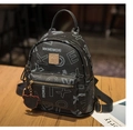 Dettaglio di zaino in pelle martellata nera con stampe di lettere e ciondolo a forma di orso - Nero