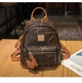 Mini zaino marrone con monogramma, placca dorata del logo e ciondolo a forma di orso - caffè