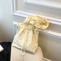 Bolso tipo cubo amarillo pálido con cordón, asa con volantes y tachuelas plata - Amarillo