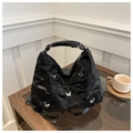 Détails du sac cabas noir à texture plissée et ornements de papillons argentés - Sans Pendentif / Noir