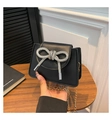 Detalle de un mini bolso negro con lazo de diamantes de imitación y cadena de metal dorado - Negro