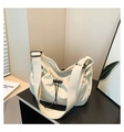 Bolso medialuna minimalista de nailon blanco crema con correa ancha y detalle de cordón - Blanco