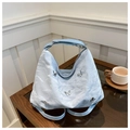 Sac à épaule bleu clair avec texture plissée et ornements papillons argentés - Sans Pendentif / Bleu