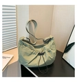 Bolso tote minimalista de nailon verde salvia con bolsillo de cordón y correa ancha - Verde
