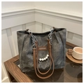 Bolso tote de lona gris grande con cadena, perlas y logo FASHION & BAGS sobre mesa de cristal - Negro