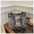 Bolso tote grande de mezclilla lavada gris oscuro con asas de cuero y cadena de perlas de lujo - Azul