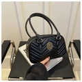 Bolso de hombro negro acolchado con patrón de chevron y relieve metálico vintage - Negro