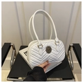 Bolso de hombro blanco acolchado en cuero brillante con emblema oval y asas finas - Blanco
