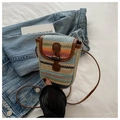 Petit sac en paille tressée arc-en-ciel avec garniture en cuir et fermoir en corne - Bleu