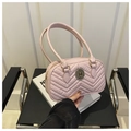 Bolso tote acolchado rosa claro con costuras en V y emblema metálico de estilo vintage - Rosa