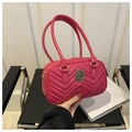 Bolso fucsia acolchado de gran capacidad con insignia de metal vintage y costuras en V - rosa intenso