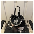 Bolso negro con cordón, mariposa plateada, cadena de perlas y correa metálica - Negro