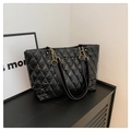 Große schwarze Stepp-Tote-Bag mit glänzendem Finish und schicken goldenen Kettenriemen - Schwarz