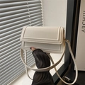 Borsa a tracolla minimalista bianco crema con patta, bordi testurizzati e cinturino - Bianco