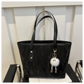 Minimalistische schwarze Totebag mit Faltenstruktur und weißem Plüsch-Anhänger - Mit Anhänger / Schwarz