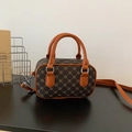 Bolso Boston vintage marrón con monograma de trébol y asas de cuero naranja - café