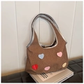 Dettaglio della borsa tote in tela marrone con toppe a cuore e bordo argento - Marrone