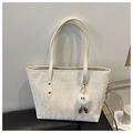 Weiße Falten-Shopper-Tasche mit Schulterriemen und einem süßen Plüsch-Monster-Anhänger - Mit Anhänger / Beige