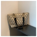Champagnerfarbene gesteppte Tragetasche mit Metallic-Finish und Kettenriemen - Gold