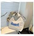 Detailansicht der beigen Nylon-Tragetasche mit blauem Beach-Schriftzug und Kordelzug - Khaki
