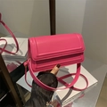 Piccola borsa a tracolla rettangolare rosa acceso retrò con eleganti righe a rilievo - rosa acceso