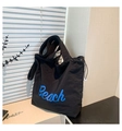 Nahaufnahme einer schwarzen Canvas-Tasche mit blauem Beach-Aufdruck und Kordelzug-Detail - Schwarz