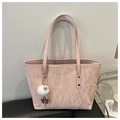 Rosa minimalistische Tote-Bag mit Faltenstruktur und süßem weißem Plüsch-Anhänger - Mit Anhänger / Rosa
