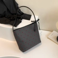 Borsa a spalla grigio scuro a pois rossi con fiocchi di nastro nero sui manici - Stile a Pois