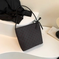 Borsa tote nera con motivi a cuori rossi e fiocco di seta su un espositore elegante - Stile Cuore