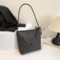 Borsa tote grigio scuro con motivo a stelle e fiocco decorativo nero sulla tracolla - Stile Stella