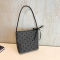 Borsa a spalla in tela grigio scuro con pois neri e delicati dettagli di fiocchi ricamati - Stile Farfalla