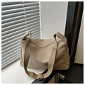 Detalle de bolso tote de nailon con correa ancha y hebilla metálica ajustable - Gris